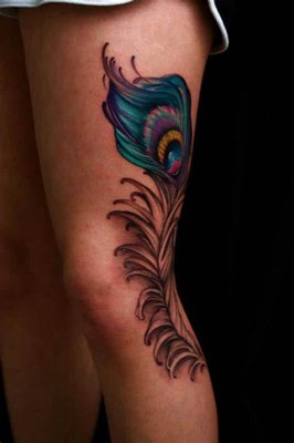 Tatouage plume de paon bleuté sur le coté de la jambe